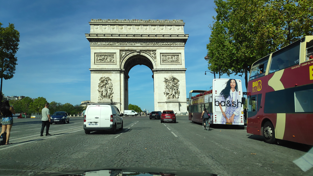 Paris_driving_L'Arc_De_Triomphe